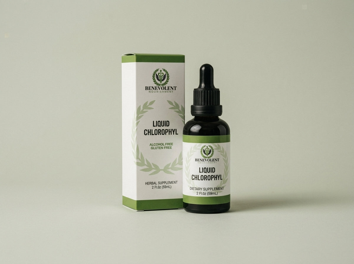 Clorofila Líquida Benevolent: envase sobre fondo verde grisáceo claro